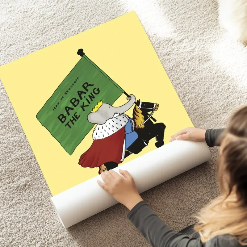 affiche de babar le roi a cheval sur fond jaune illustration de jean de brunhoff au sol.webp