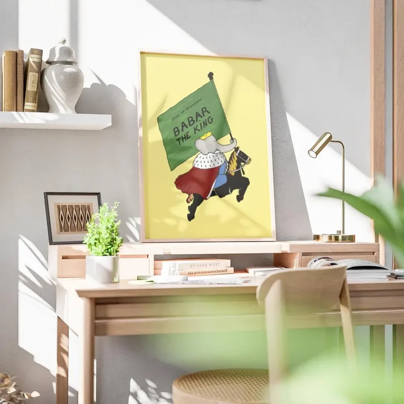 affiche de babar le roi a cheval sur fond jaune illustration de jean de brunhoff bureau.webp