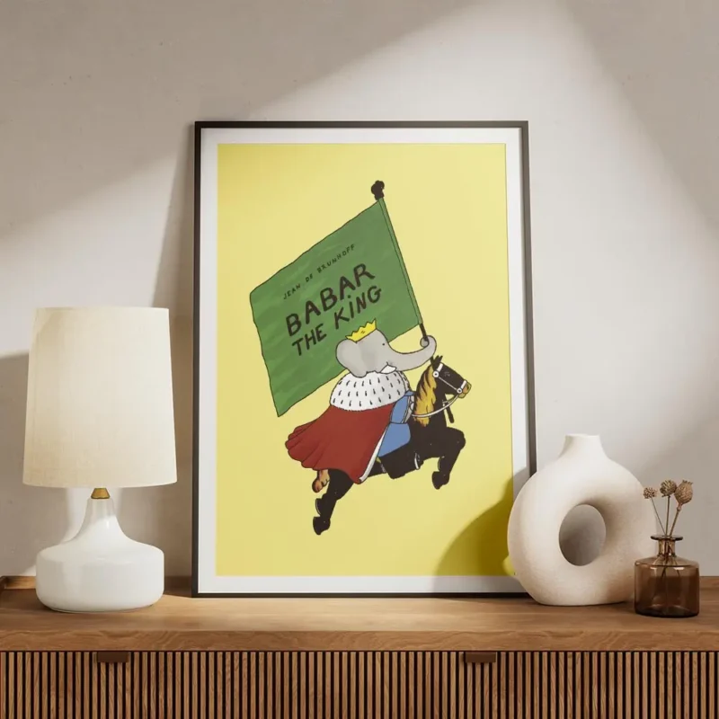 affiche de babar le roi a cheval sur fond jaune illustration de jean de brunhoff meuble.webp