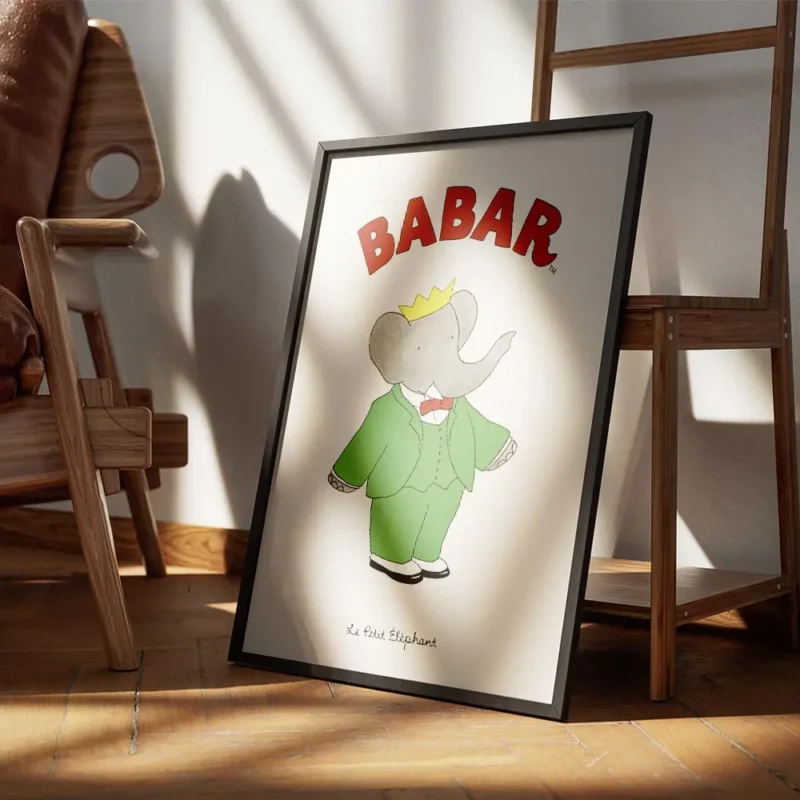 affiche de babar lelephant vetu dun costume vert et dun n ud papillon rouge sur encadre.webp