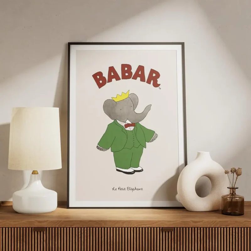 affiche de babar lelephant vetu dun costume vert et dun n ud papillon rouge sur meuble.webp