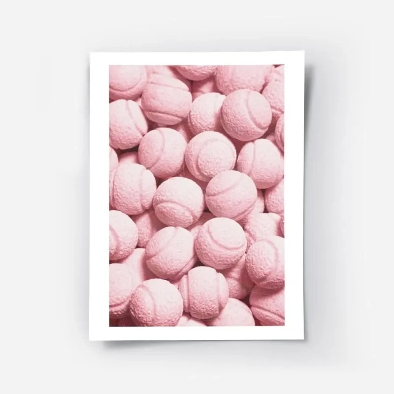 affiche de balles de tennis roses avec une texture granuleuse pour les amateurs .webp
