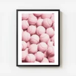affiche de balles de tennis roses avec une texture granuleuse pour les amateurs avec cadre.webp