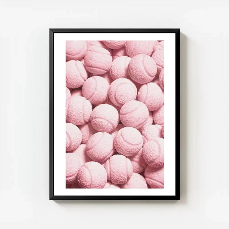 affiche de balles de tennis roses avec une texture granuleuse pour les amateurs avec cadre.webp