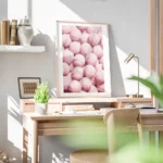 affiche de balles de tennis roses avec une texture granuleuse pour les amateurs bureau.webp