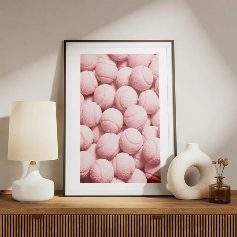 affiche de balles de tennis roses avec une texture granuleuse pour les amateurs meuble.webp