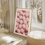 affiche de balles de tennis roses avec une texture granuleuse pour les amateurs salon beige.webp