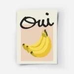 affiche de bananes jaunes sur carre rose et typographie noire oui sur fond beige.webp