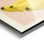 affiche de bananes jaunes sur carre rose et typographie noire oui sur fond beige aluminium.webp