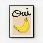affiche de bananes jaunes sur carre rose et typographie noire oui sur fond beige avec cadre.webp