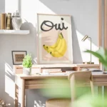 affiche de bananes jaunes sur carre rose et typographie noire oui sur fond beige bureau.webp
