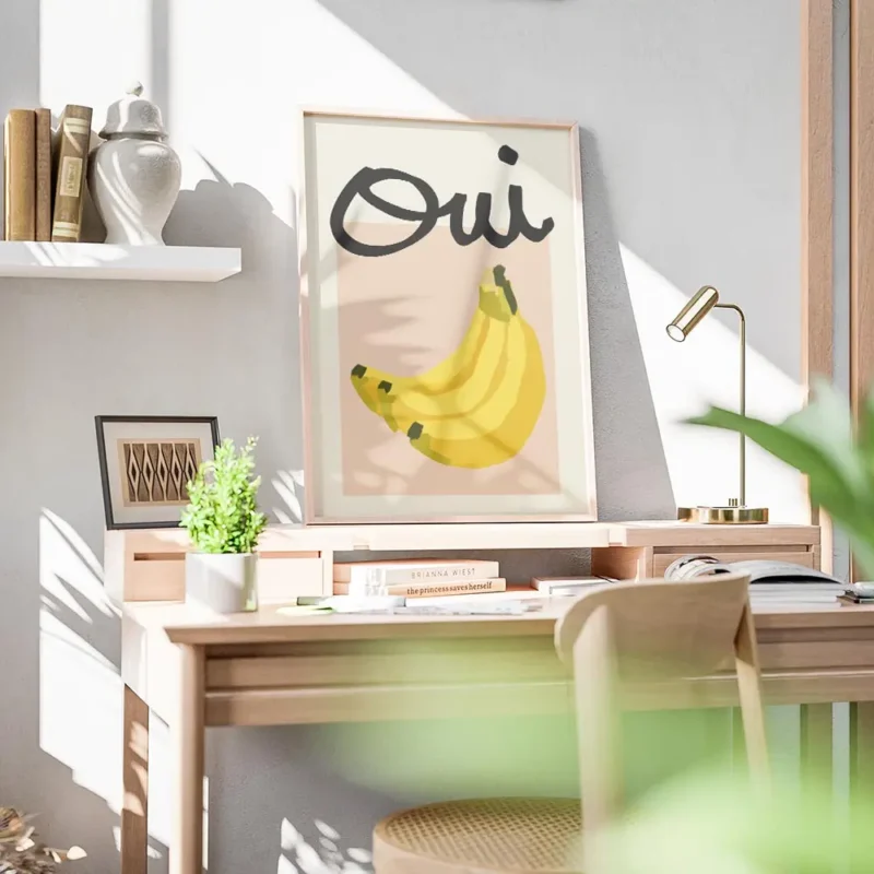 affiche de bananes jaunes sur carre rose et typographie noire oui sur fond beige bureau.webp