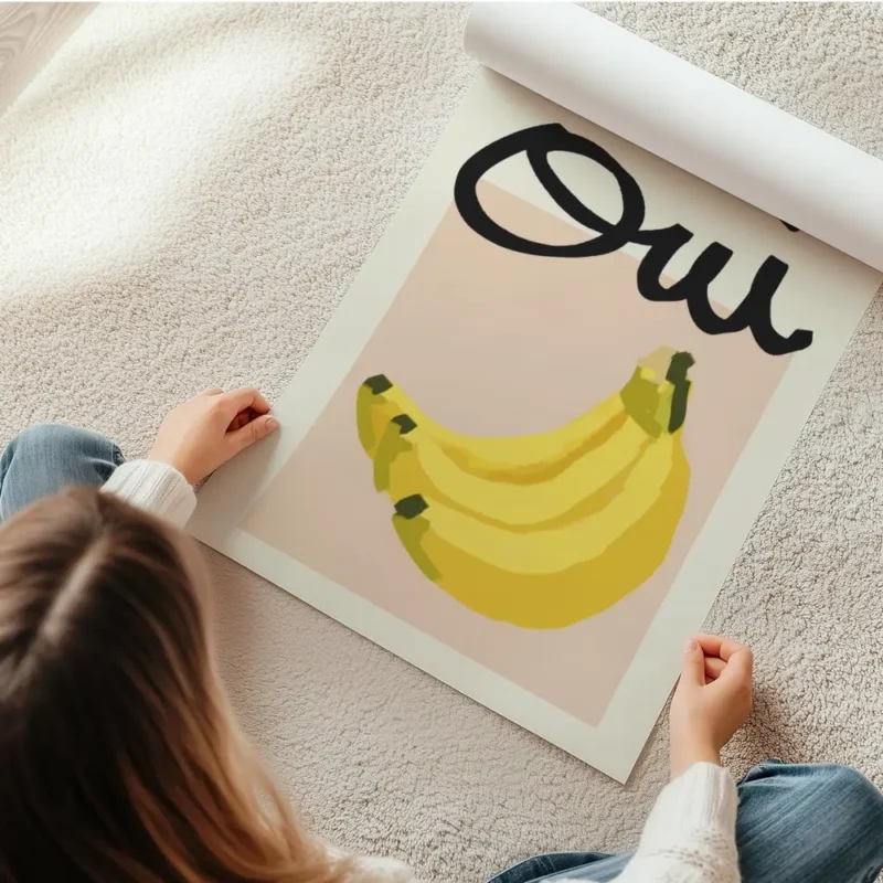 affiche de bananes jaunes sur carre rose et typographie noire oui sur fond beige en rouleau.webp