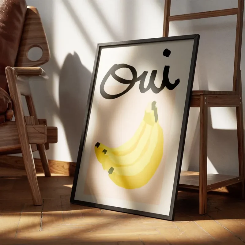 affiche de bananes jaunes sur carre rose et typographie noire oui sur fond beige encadre.webp
