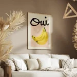 affiche de bananes jaunes sur carre rose et typographie noire oui sur fond beige salon.webp