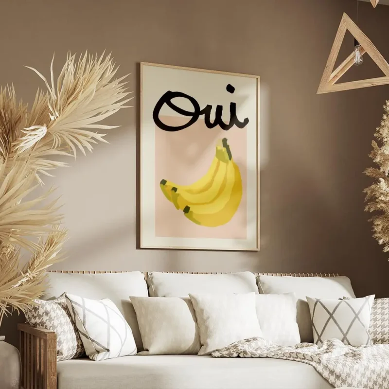 affiche de bananes jaunes sur carre rose et typographie noire oui sur fond beige salon.webp
