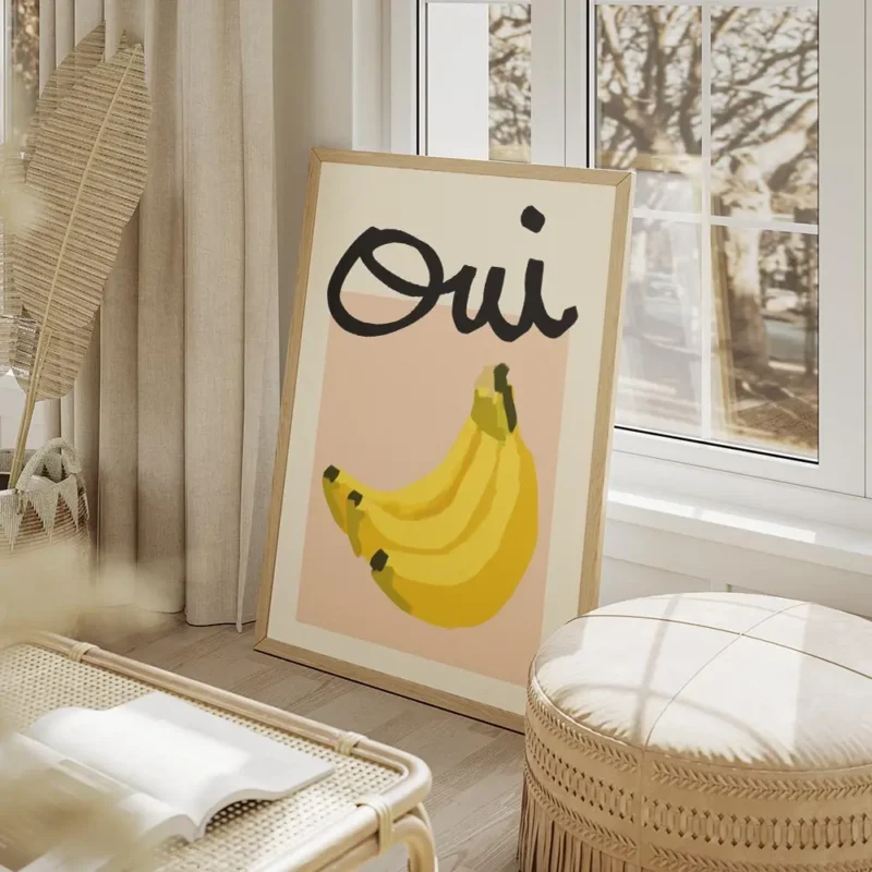 affiche de bananes jaunes sur carre rose et typographie noire oui sur fond beige salon beige.webp