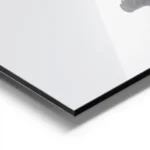 affiche de banksy fillette en noir tendant la main vers un ballon coeur rouge su aluminium.webp