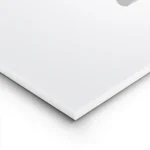 affiche de banksy fillette en noir tendant la main vers un ballon coeur rouge su lightpanel.webp