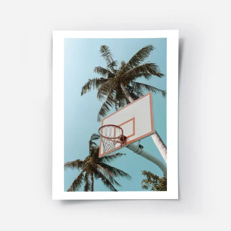 affiche de basket ball avec des palmiers sur un ciel bleu clair un style ludique.webp