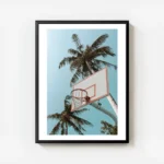 affiche de basket ball avec des palmiers sur un ciel bleu clair un style ludique avec cadre.webp