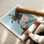 affiche de basket ball avec des palmiers sur un ciel bleu clair un style ludique enroule.webp