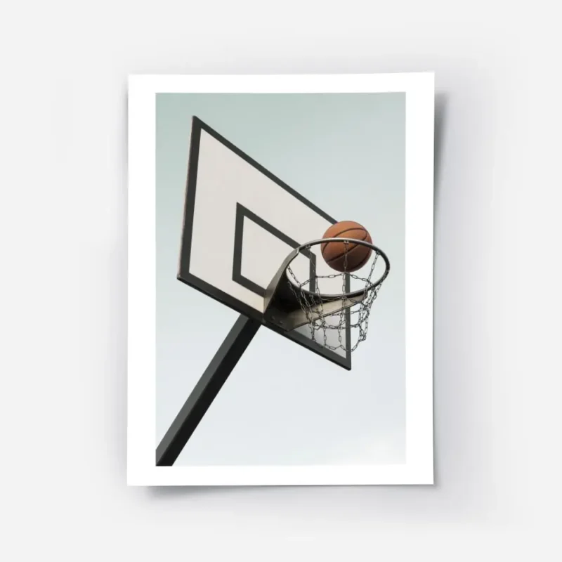 affiche de basketball ballon orange dans le filet sur un fond bleu serein effet .webp