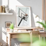 affiche de basketball ballon orange dans le filet sur un fond bleu serein effet bureau.webp