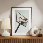 affiche de basketball ballon orange dans le filet sur un fond bleu serein effet meuble.webp