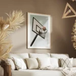 affiche de basketball ballon orange dans le filet sur un fond bleu serein effet salon.webp