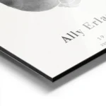 affiche de bebe gris avec texte personnalise typographie epuree sur fond clair aluminium.webp