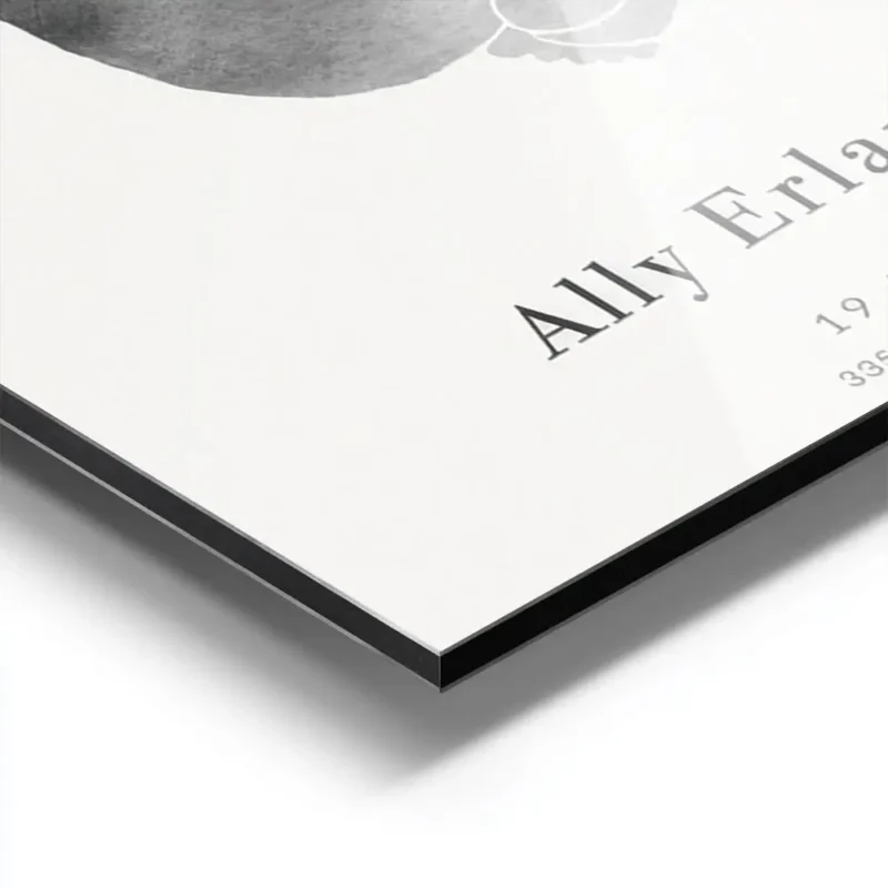 affiche de bebe gris avec texte personnalise typographie epuree sur fond clair aluminium.webp