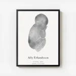 affiche de bebe gris avec texte personnalise typographie epuree sur fond clair avec cadre.webp