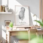 affiche de bebe gris avec texte personnalise typographie epuree sur fond clair bureau.webp