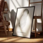 affiche de bebe gris avec texte personnalise typographie epuree sur fond clair encadre.webp