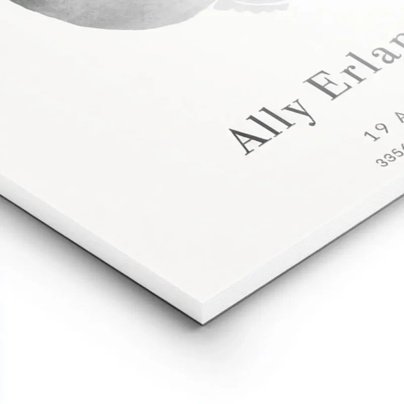 affiche de bebe gris avec texte personnalise typographie epuree sur fond clair lightpanel.webp