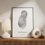 affiche de bebe gris avec texte personnalise typographie epuree sur fond clair meuble.webp