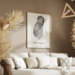 affiche de bebe gris avec texte personnalise typographie epuree sur fond clair salon.webp