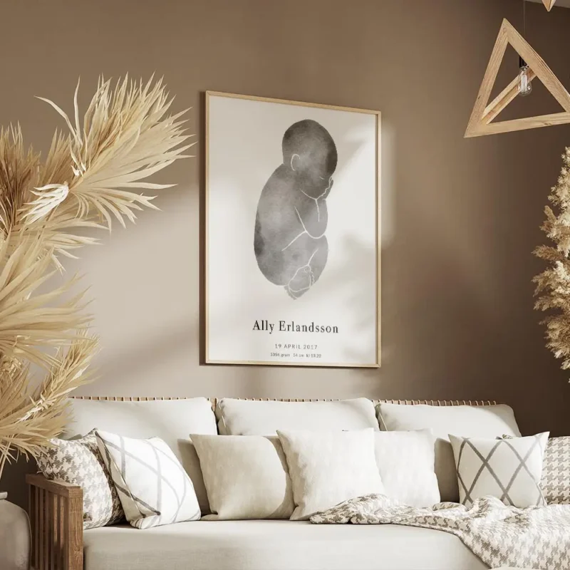 affiche de bebe gris avec texte personnalise typographie epuree sur fond clair salon.webp
