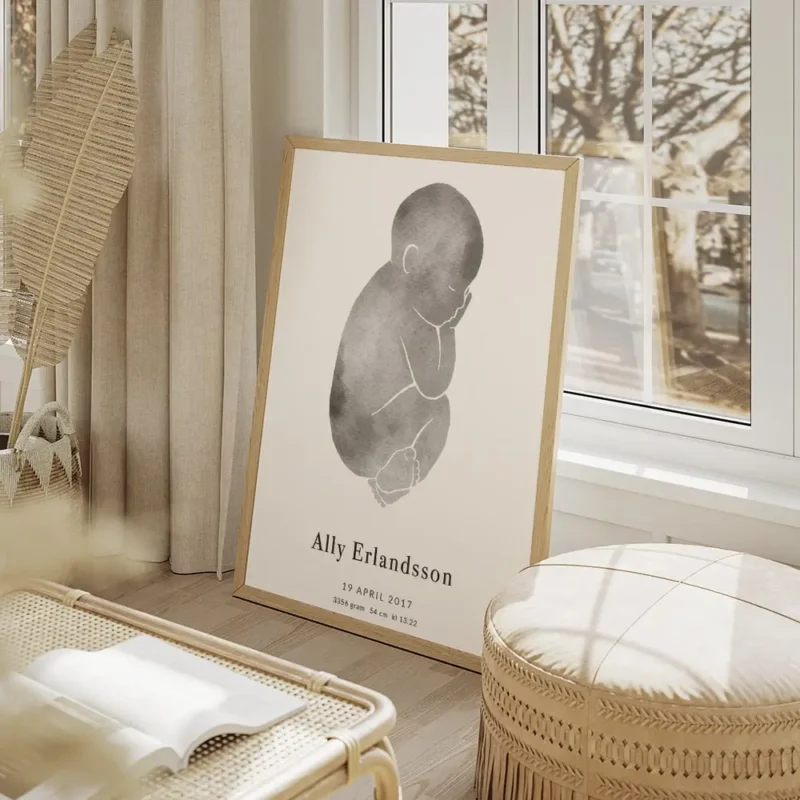 affiche de bebe gris avec texte personnalise typographie epuree sur fond clair salon beige.webp