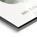 affiche de bebe vert dessine sur un fond gris clair avec du texte typographie pe aluminium.webp