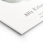 affiche de bebe vert dessine sur un fond gris clair avec du texte typographie pe lightpanel.webp