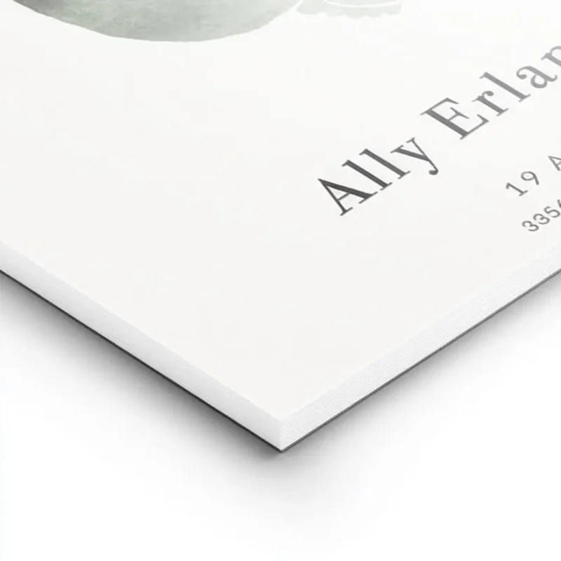 affiche de bebe vert dessine sur un fond gris clair avec du texte typographie pe lightpanel.webp