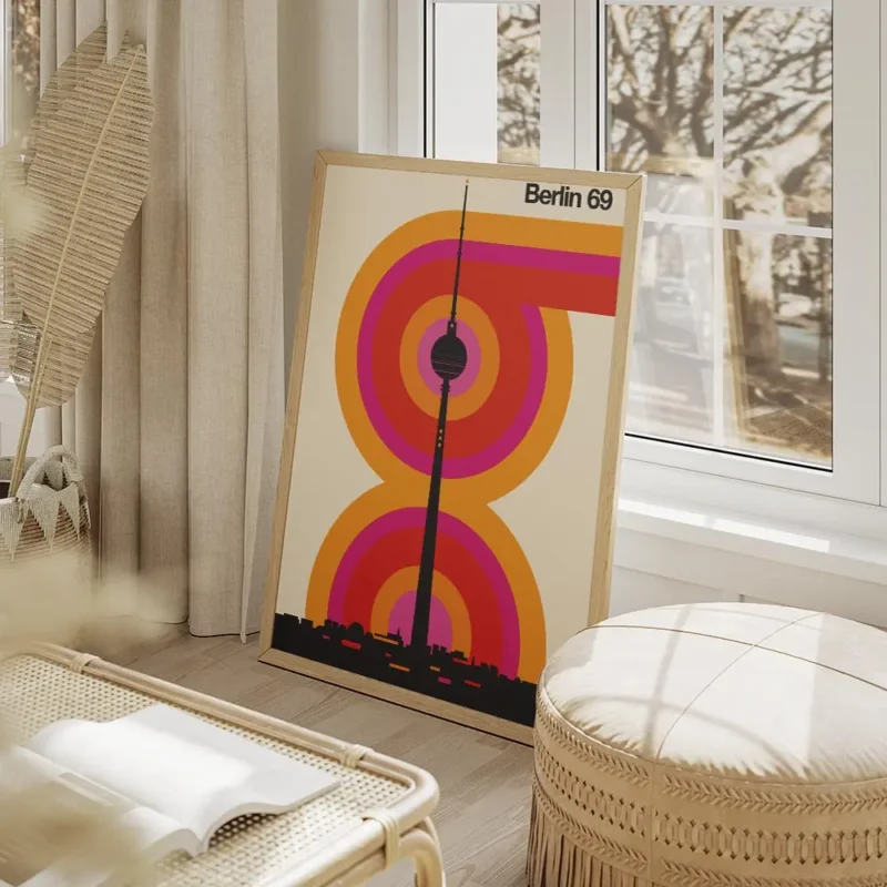 affiche de berlin avec la fernsehturm typographie retro et cercles concentriques salon beige.webp