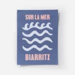 affiche de biarritz avec des vagues graphiques blanches sur un fond bleu typogra.webp