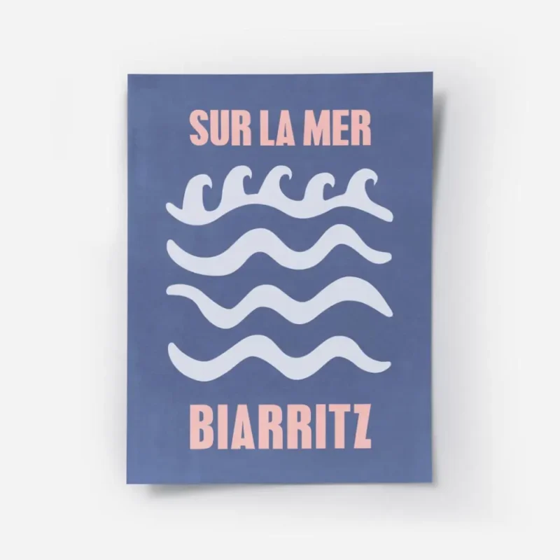 affiche de biarritz avec des vagues graphiques blanches sur un fond bleu typogra.webp