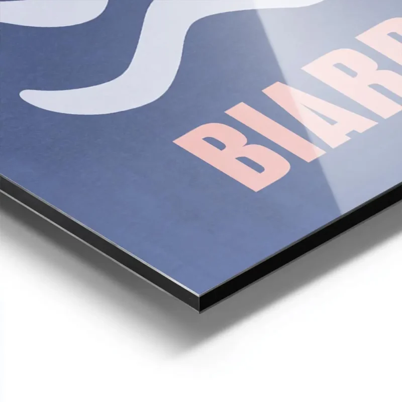 affiche de biarritz avec des vagues graphiques blanches sur un fond bleu typogra aluminium.webp