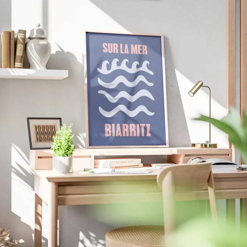affiche de biarritz avec des vagues graphiques blanches sur un fond bleu typogra bureau.webp