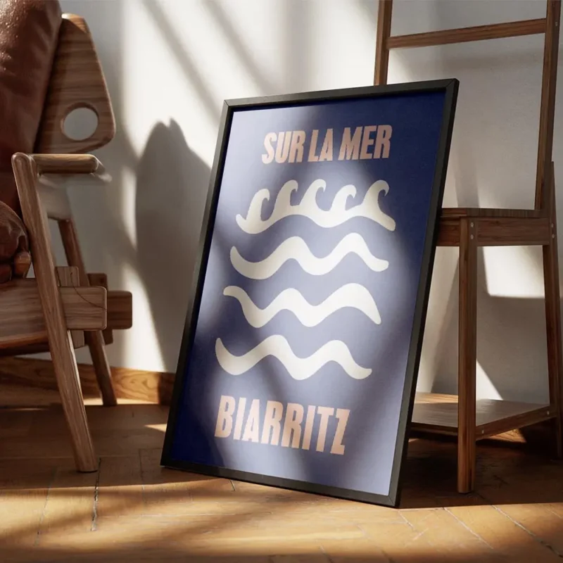 affiche de biarritz avec des vagues graphiques blanches sur un fond bleu typogra encadre.webp