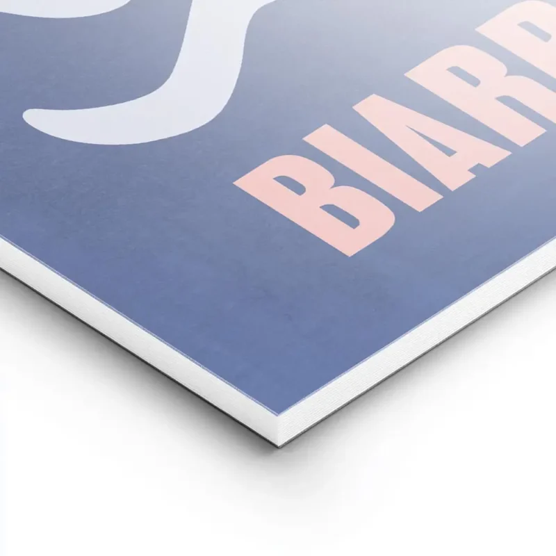 affiche de biarritz avec des vagues graphiques blanches sur un fond bleu typogra lightpanel.webp
